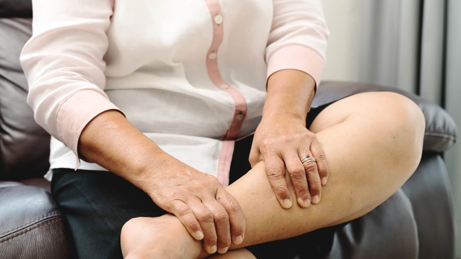https://cdn.sixtyandme.com/wp-content/uploads/2020/12/Sixty-and-Me_Easy-2-Minute-Knee-Massage-to-Relieve-Pain-in-the-Back-of-the-Knee.jpg
