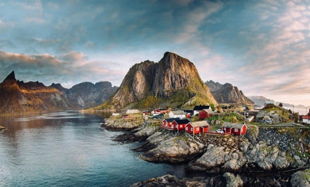 Lofoten Adaları'ndaki Norveç balıkçı köyü