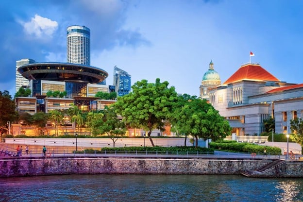 Singapur'daki Boat Quay'de Parlamento ve Eski Yüksek Mahkeme ve Yeni Yüksek Mahkeme Binası