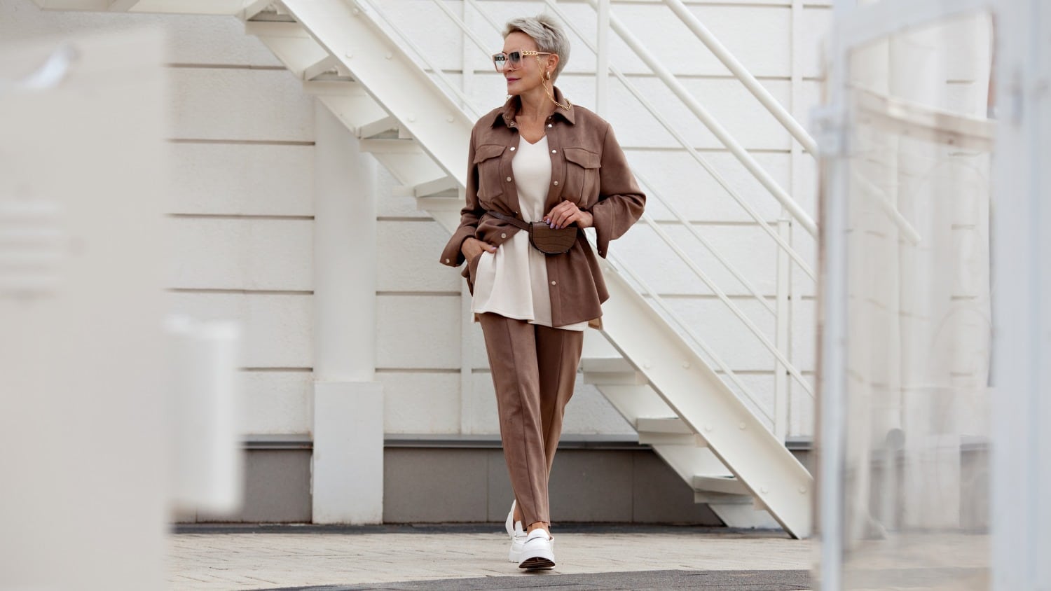 Tan Blazer with Tapered Pants Outfits For Women (6 ideas & outfits